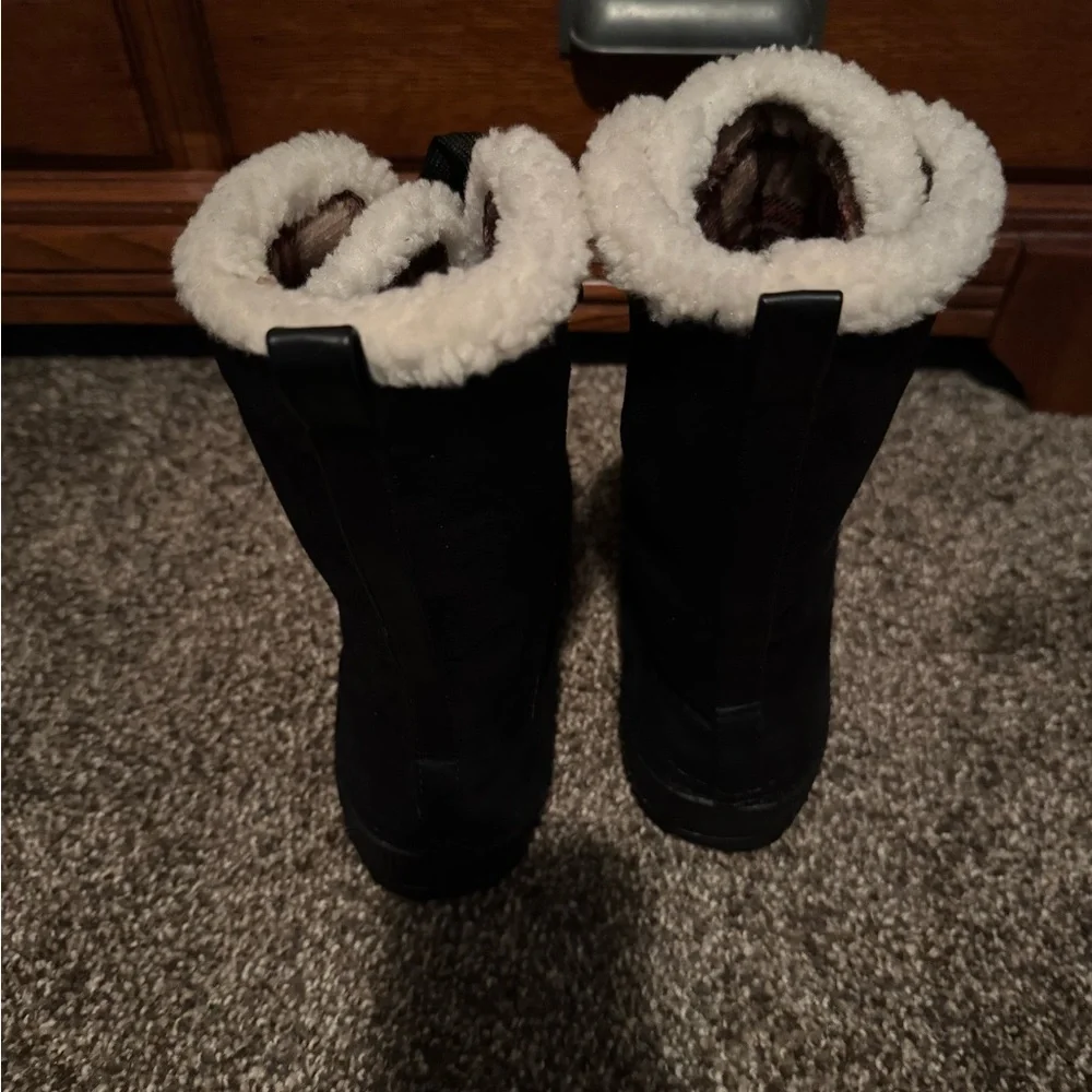 Black Sherpa-Lined Women's Winter Lace-Up Boots
